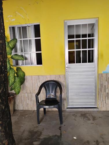 贝贝里比Casamar的黄色房子前面的椅子,有门