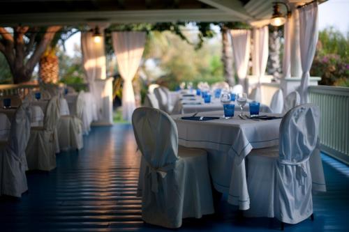 圣玛丽亚纳瓦雷地中海酒店的一张带椅子的白色桌子和酒杯