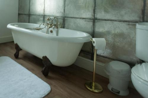 Meifod House的一间浴室