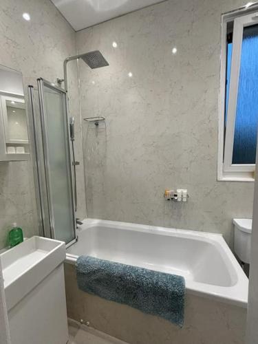 爱丁堡Welcoming Morningside Escape的带浴缸和盥洗盆的浴室