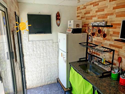 蒂尔卡拉Tilcara Hostal Niña Coya的厨房配有冰箱和拖车内的水槽