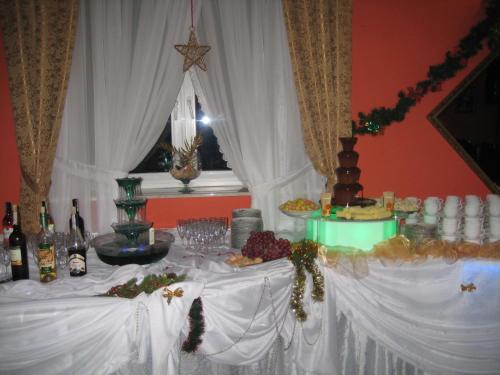 马佐夫舍地区奥斯特鲁夫Zajazd Skalny的一张桌子,上面有白色的桌布和食物