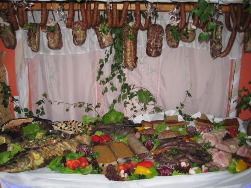 马佐夫舍地区奥斯特鲁夫Zajazd Skalny的一张桌子上面有很多不同类型的食物