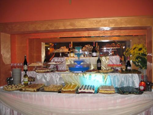 马佐夫舍地区奥斯特鲁夫Zajazd Skalny的一张桌子,上面有自助餐和葡萄酒