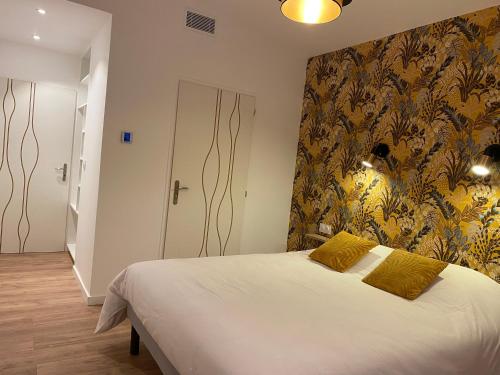 布格奈斯La Maison Blanche的一间卧室配有一张带黄色枕头的大床