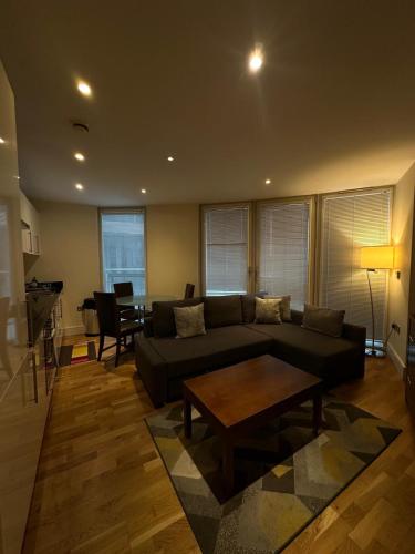 伦敦Canary Wharf Apartments的客厅配有沙发和桌子