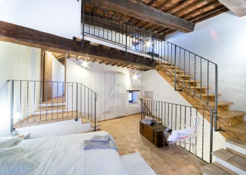 巴尼奥雷焦裴傲尼亚农家乐的一间卧室设有一张床和一个螺旋楼梯