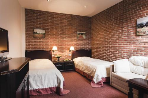 比尔森普尔科米斯特尔酒店的酒店客房带两张床和砖墙