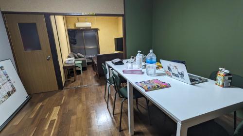 名古屋Hostel Blue Door ホステル ブルードア的办公室配有桌子和椅子