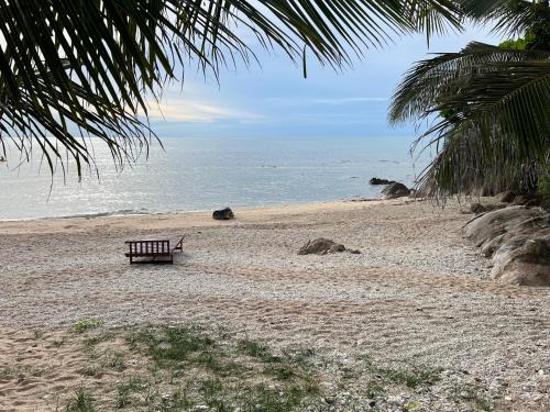 Haad TianCozy House At Sea的坐在海边的长椅