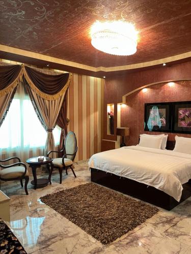 塞卡凯فندق الحنوة的一间卧室配有一张大床和一个吊灯。
