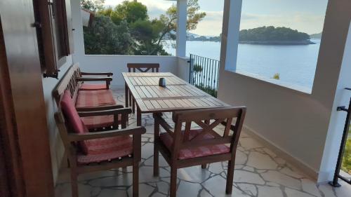 布拉托Paradies Apartments Prizba的阳台配有桌椅,享有水景