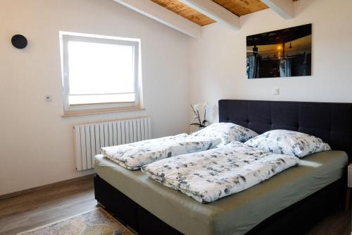施特龙贝格Ferienhaus Leonidas的一间卧室配有一张带两个枕头的床