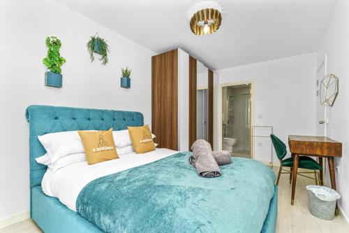 伦敦Nyland House的一间卧室配有蓝色的床和蓝色的沙发