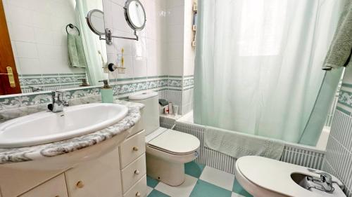 甘迪亚海滩FLORESTA GANDIA - Solo Familias的一间带水槽、卫生间和淋浴的浴室