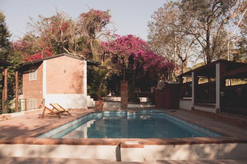 维拉乌奎扎大树宾馆的一个带凉亭的庭院内的游泳池