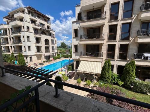阳光海滩Apartments Amara Sunny Beach的公寓大楼前方设有游泳池