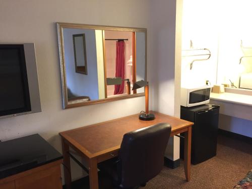 法夫阳光汽车旅馆的客房设有带椅子和镜子的书桌