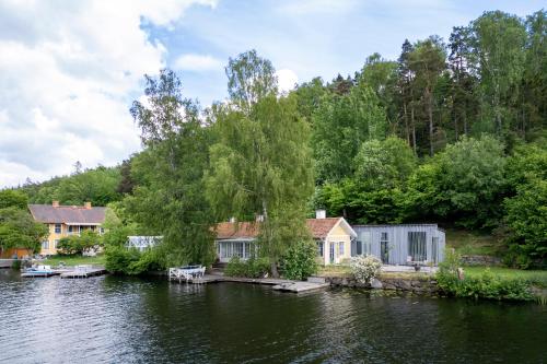 斯德哥尔摩Beautiful luxury family home surrounded by nature and water and only 20 minutes from city center的湖水边的一群房子
