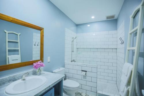 美奈瑟伦尼蒂海滨度假村的白色的浴室设有水槽和卫生间。