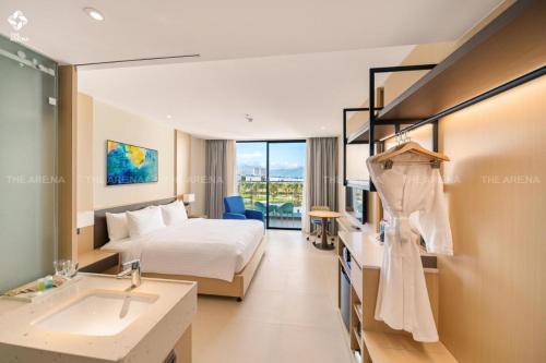 Thôn Hòa ÐaArena Cam Ranh Beach Resort的酒店客房设有床和水槽