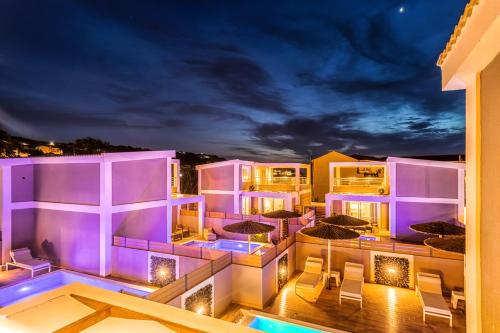 圣斯特凡诺斯Tereza's Sunset Hotel的享有带紫色照明的建筑景致