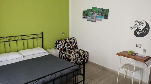 菲乌米奇诺盆景住宿加早餐旅馆的一间卧室配有一张床、一把椅子和一张桌子