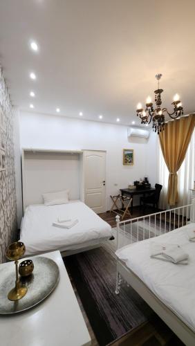 锡比乌Piazza Grande Apartment的客房设有两张床和一张桌子