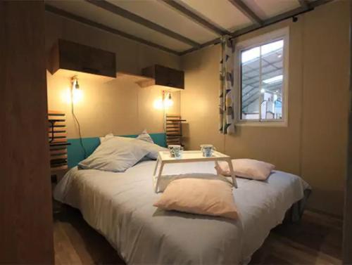 Saint-MaimeChalet 3 étoiles - Parc aquatique - eecfeb的一间卧室配有一张桌子和一张床铺