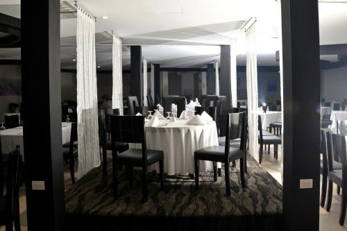PiarcoRegent Star Hotel的用餐室配有桌椅