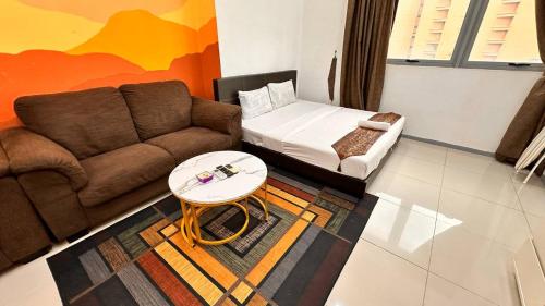 吉隆坡塔拉贡时间服务套房公寓的客厅配有沙发和桌子