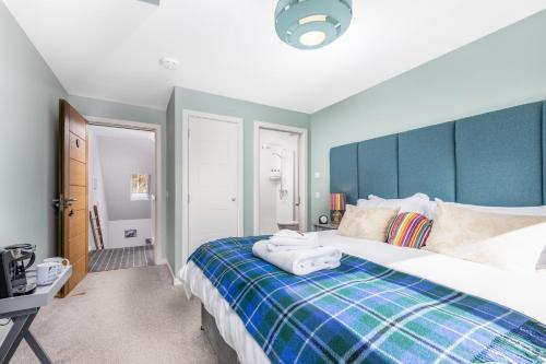 多诺赫Heartseed House Bed & Breakfast的一间卧室配有带毛巾的床