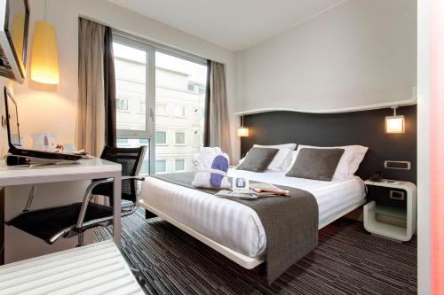 罗马贝斯特韦斯特皇家圣缇纳大酒店的配有一张床和一张书桌的酒店客房