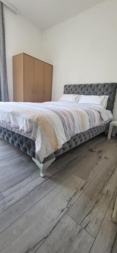 Gornja ToplicaApartmani Banja Vrujci Lux的卧室内的一张床位,铺有木地板