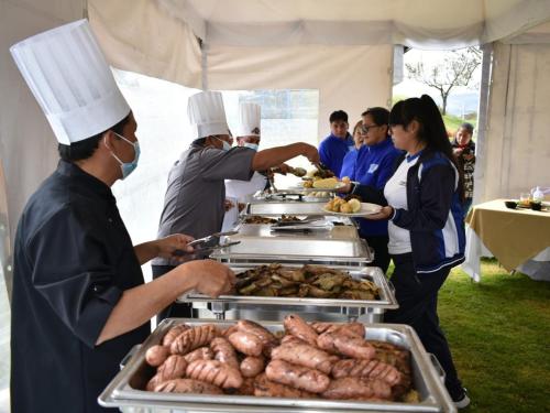 安巴托Casa de Campo Quinta EL Paraíso的一群人站在食物自助餐周围