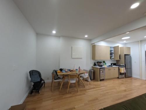 纽约51-1A Renovated 3br 2bath Prime soho的一间厨房,里面配有桌椅