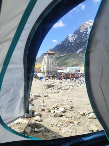 KedārnāthKedarnath Shiva Camps - TraOwl的帐篷内享有海滩景致