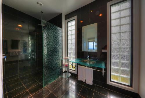 地平线豪华公寓酒店的一间浴室