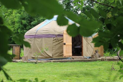 坎特伯雷The Yurt at Worcesters Farm的院子内带门的蒙古包