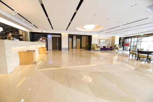 斗六市致丽伯爵酒店的大堂设有大理石地板和桌椅