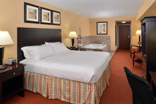 马丁斯堡假日酒店客房内的一张或多张床位