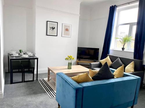 PallionSpacious 3 Bedroom House的客厅配有蓝色的沙发和桌子
