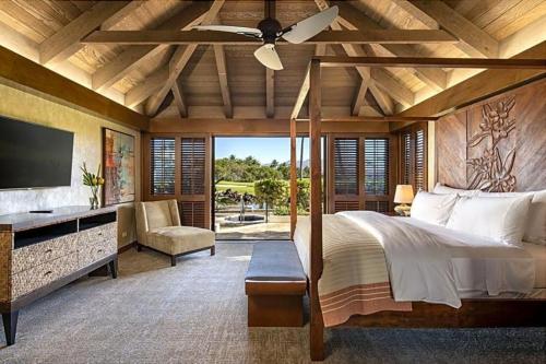 瓦克拉Mauna Lani, Auberge Resorts Collection的一间卧室配有一张床和吊扇