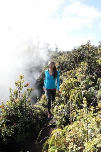 沃尔卡诺Volcano House的一位在丛林中爬上山的女人