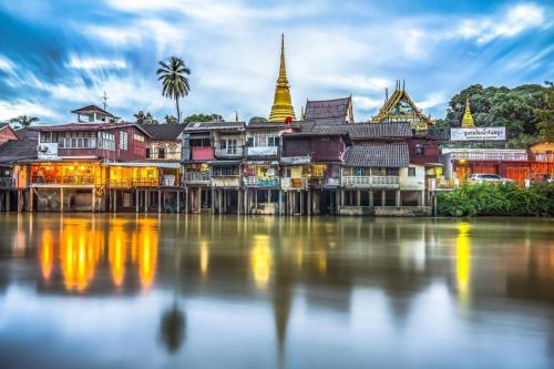 尖竹汶CHANTHABURI CENTER的一群靠近水体的建筑物