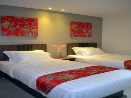 索龙Belagri Hotel And Restaurant的卧室内两张并排的床