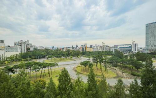 清州市Ring Hotel In Nivelungen的享有树木和道路的城市美景