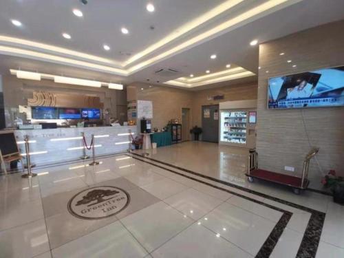 上海GreenTree Inn Shanghai National Convention and Exhibition Center Huaxiang Road的一间商店的大堂,地板上有一个标志