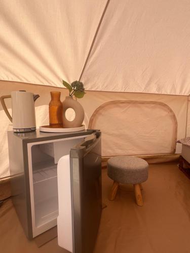 鲁斯内Glamping Rusne的配有电视、桌子和椅子的房间