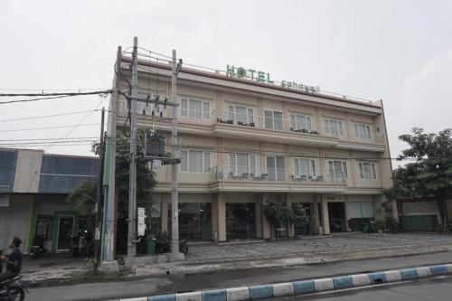 泗水Hotel Cahaya 3 Airport Juanda Surabaya的街道边的大建筑